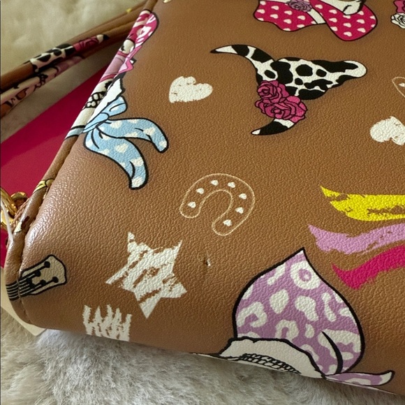 🩷☠️ BETSEY JOHNSON Western Cowboy Skull Print Zip Around Wristlet/Wallet🩷☠️NWT - Picture 11 of 11